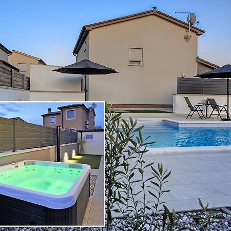 Casa Tara Three-Bedroom Holiday Home Pula Eksteriør billede