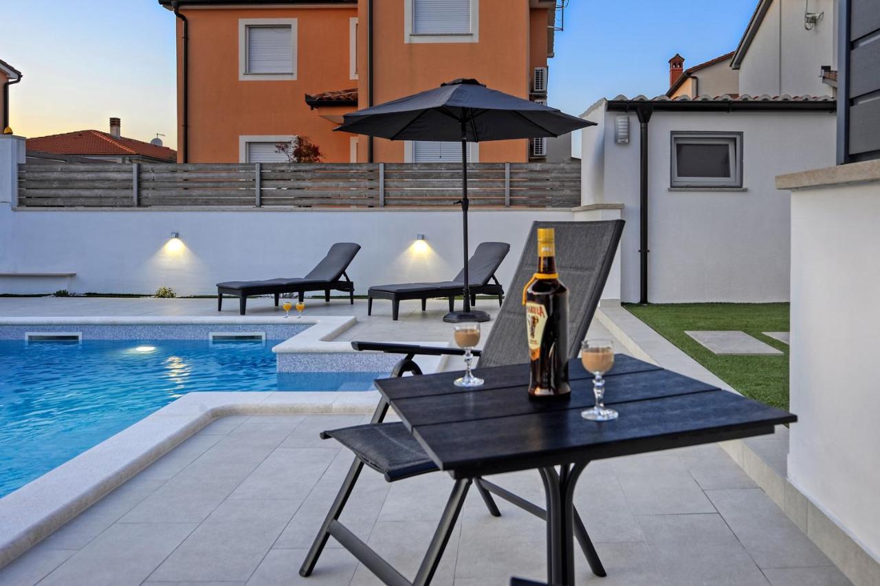 Casa Tara Three-Bedroom Holiday Home Pula Eksteriør billede