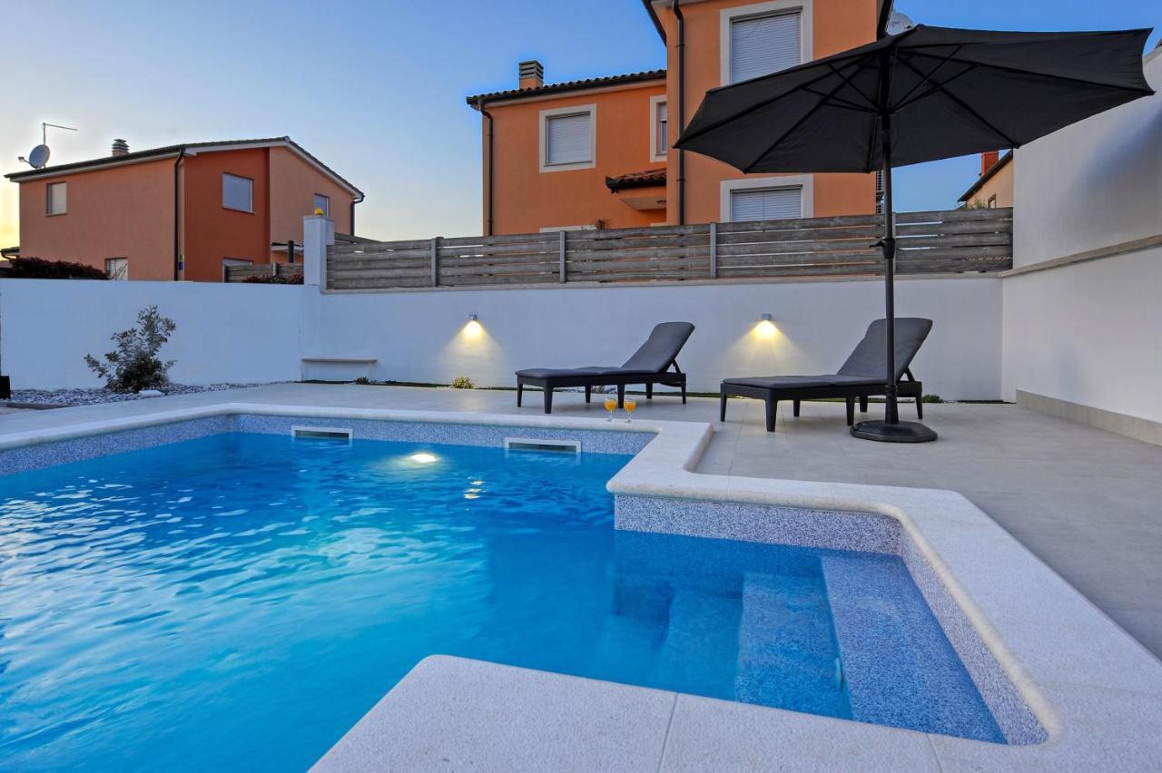 Casa Tara Three-Bedroom Holiday Home Pula Eksteriør billede