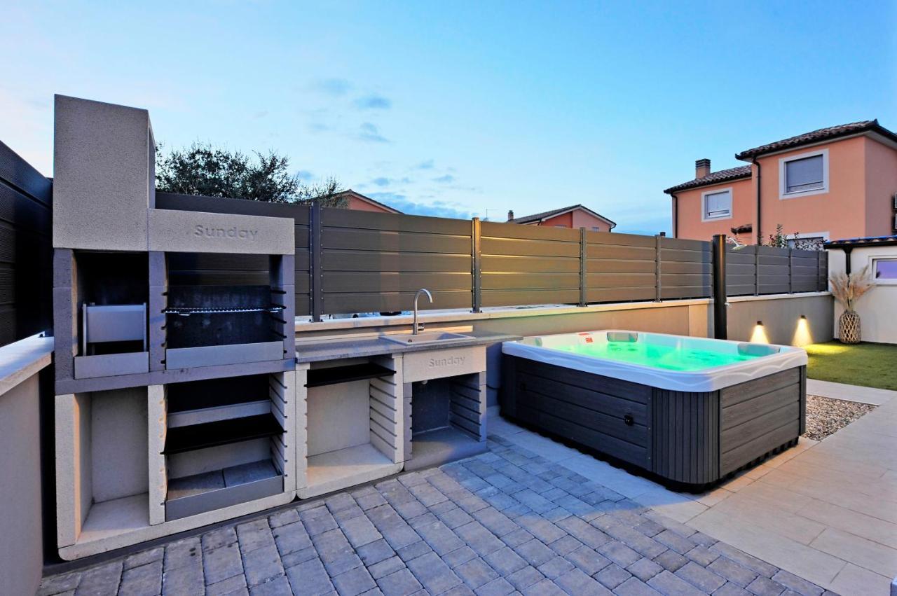Casa Tara Three-Bedroom Holiday Home Pula Eksteriør billede