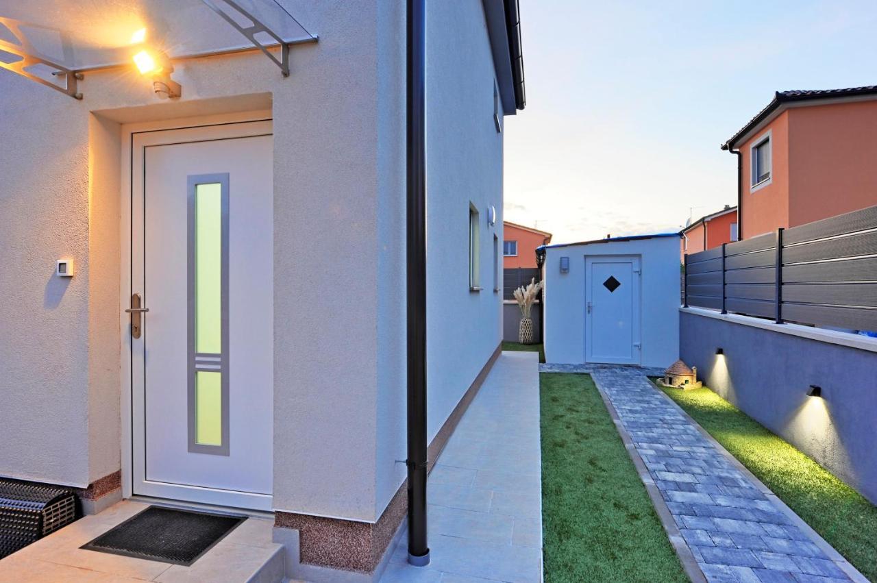 Casa Tara Three-Bedroom Holiday Home Pula Eksteriør billede