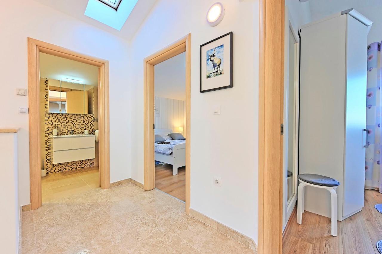 Casa Tara Three-Bedroom Holiday Home Pula Eksteriør billede