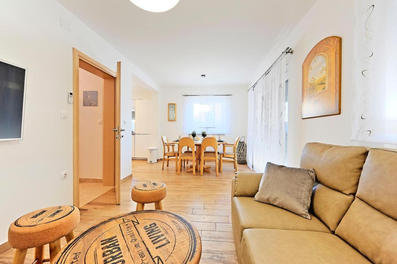 Casa Tara Three-Bedroom Holiday Home Pula Eksteriør billede
