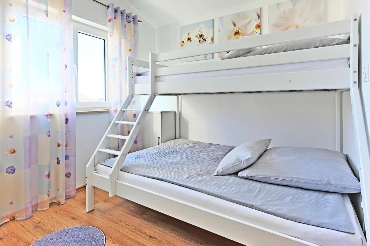 Casa Tara Three-Bedroom Holiday Home Pula Eksteriør billede