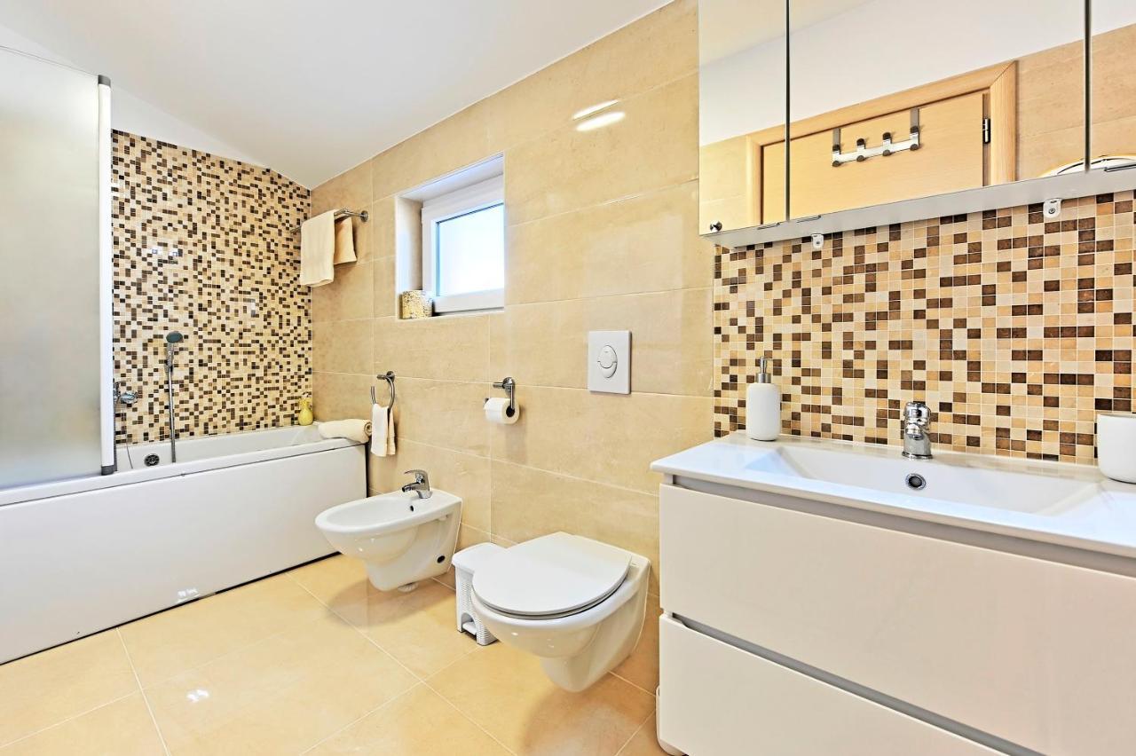 Casa Tara Three-Bedroom Holiday Home Pula Eksteriør billede