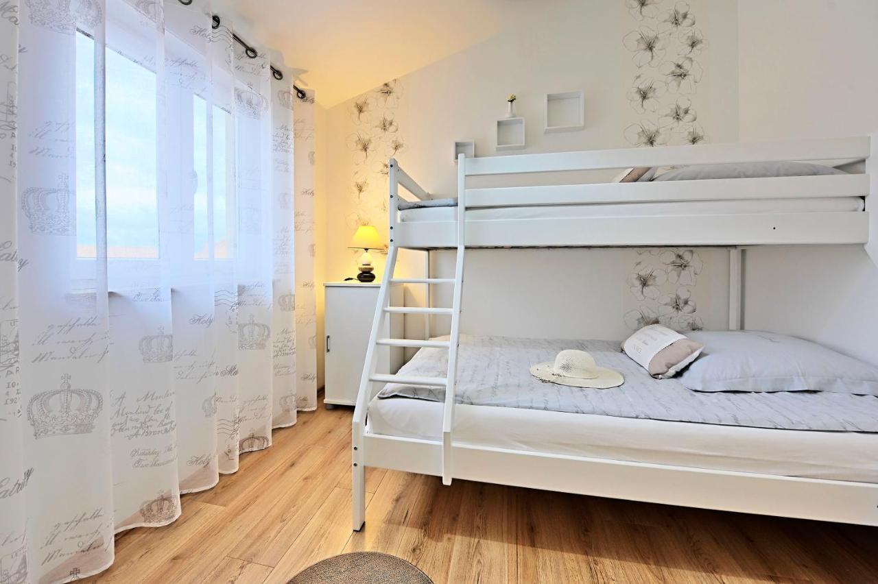 Casa Tara Three-Bedroom Holiday Home Pula Eksteriør billede