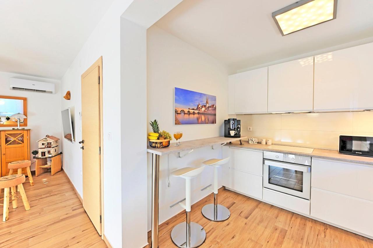 Casa Tara Three-Bedroom Holiday Home Pula Eksteriør billede