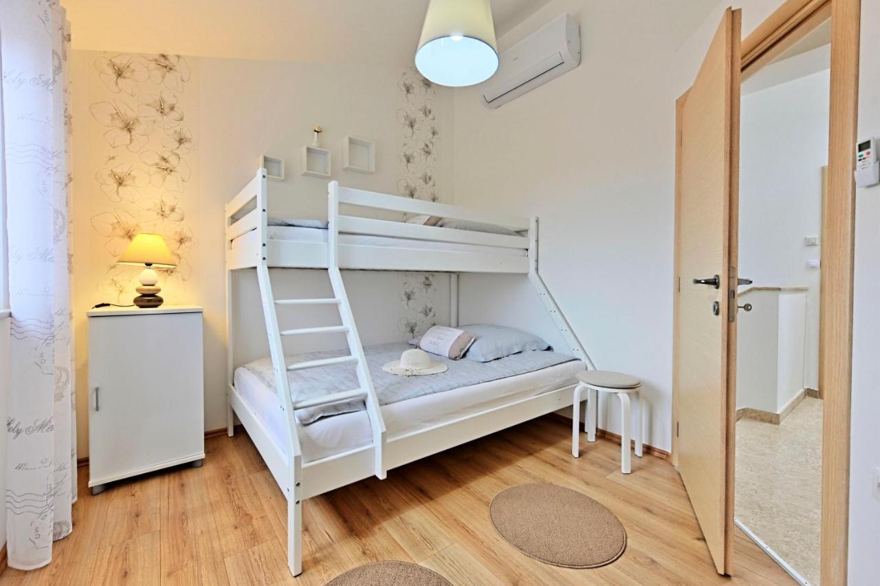 Casa Tara Three-Bedroom Holiday Home Pula Eksteriør billede