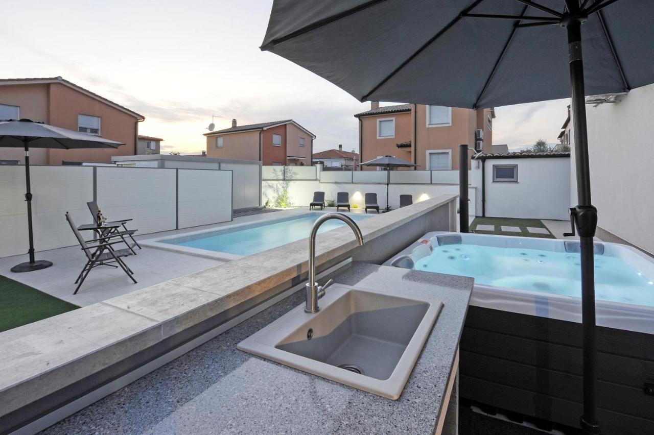 Casa Tara Three-Bedroom Holiday Home Pula Eksteriør billede