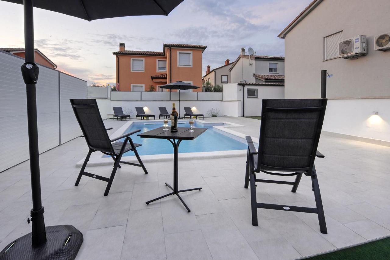 Casa Tara Three-Bedroom Holiday Home Pula Eksteriør billede