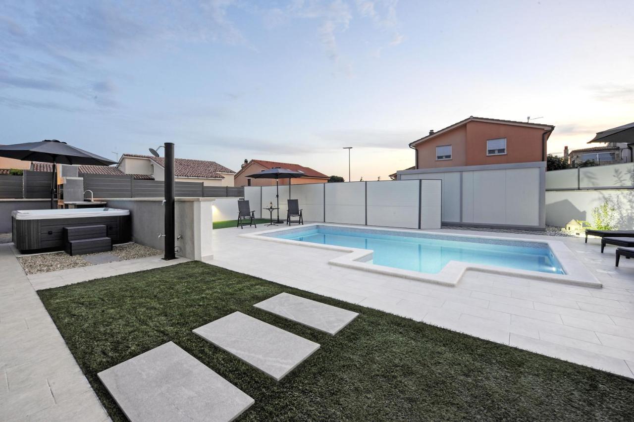 Casa Tara Three-Bedroom Holiday Home Pula Eksteriør billede
